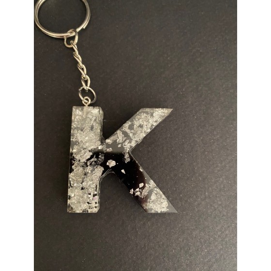 Porte-clé lettre "K" noir / feuilles argentées